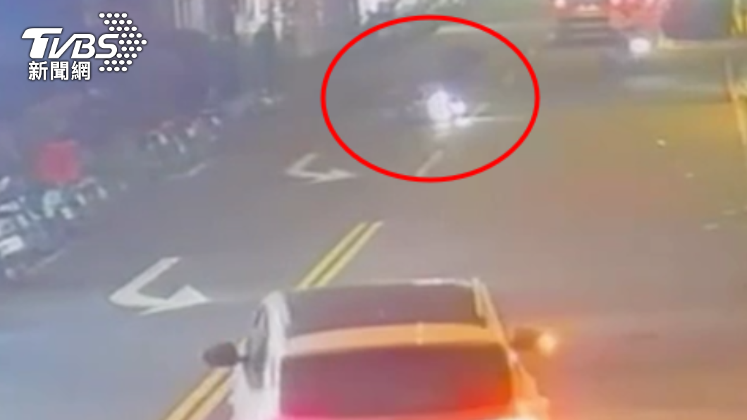 機車地獄？行人沒走斑馬線突衝路中　騎士被擊落他竟跑了
