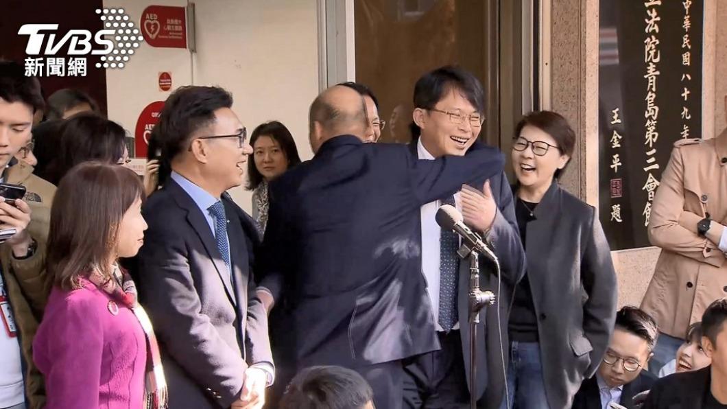 韓國瑜擁抱黃國昌。（圖／TVBS資料照）