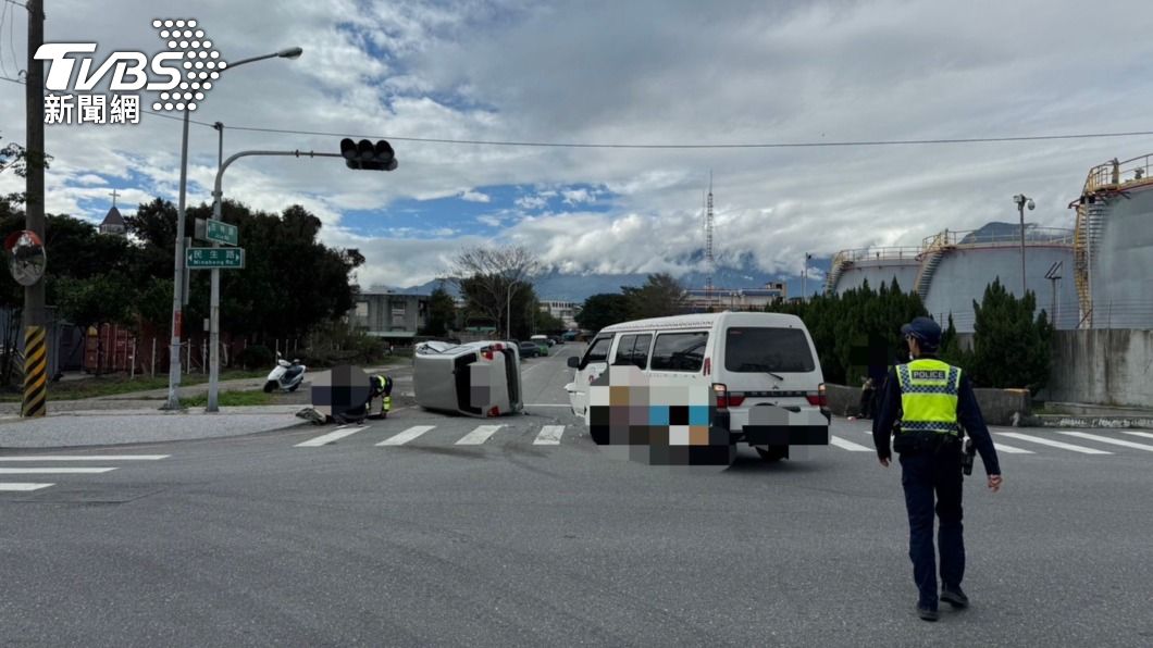 花蓮市一處交岔路口發生車禍。（圖／TVBS）