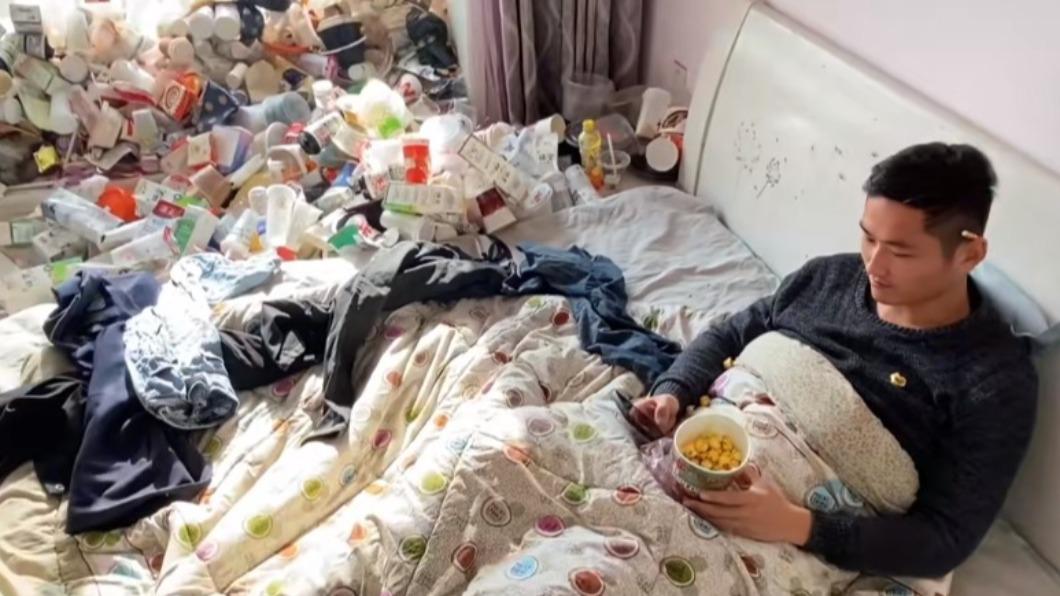 男子屋內堆滿垃圾。（圖／翻攝自抖音@家簡生活）