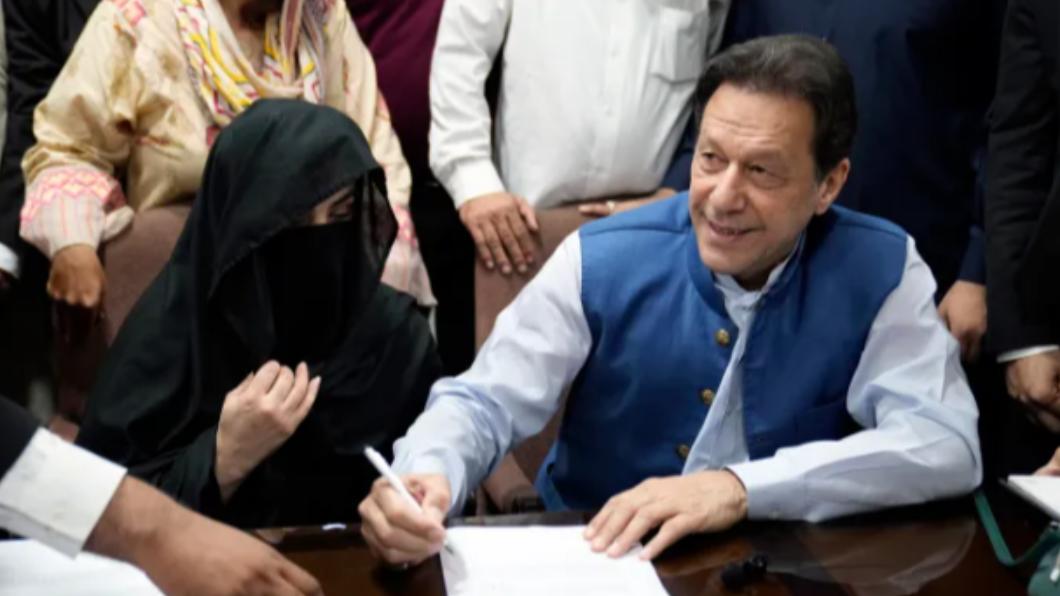 伊姆蘭汗和妻子比比（Bushra Bibi）今（31）日各被判14年監禁。（圖／翻攝自《半島電視台》）