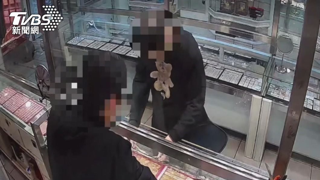 新竹縣2男搶銀樓!網路簽賭欠債 偷竊87萬金項鍊搭車逃