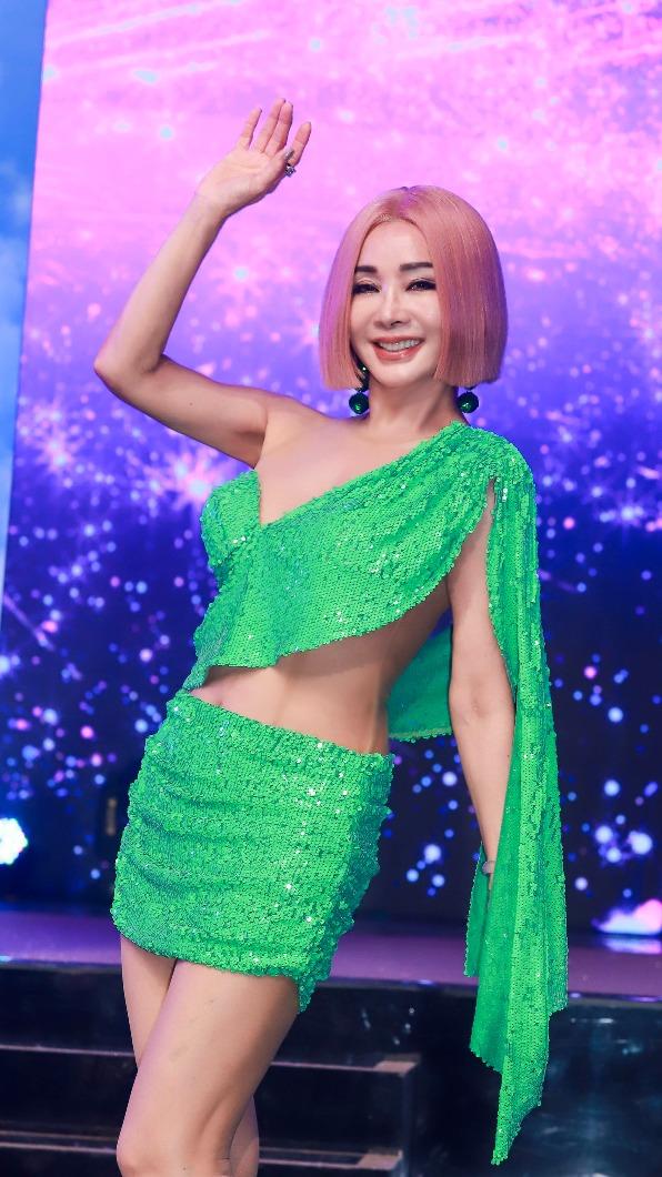 陳美鳳露蠻腰,性感火辣。(圖/民視提供)