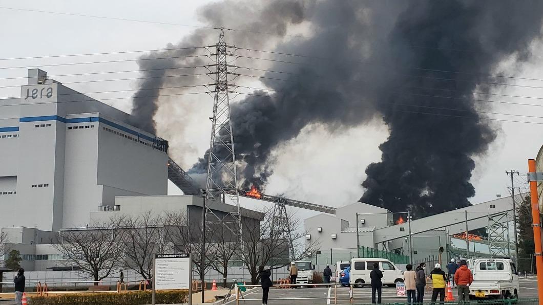 日本愛知縣火力發電廠機組疑爆炸 建築物起火狂冒黑煙