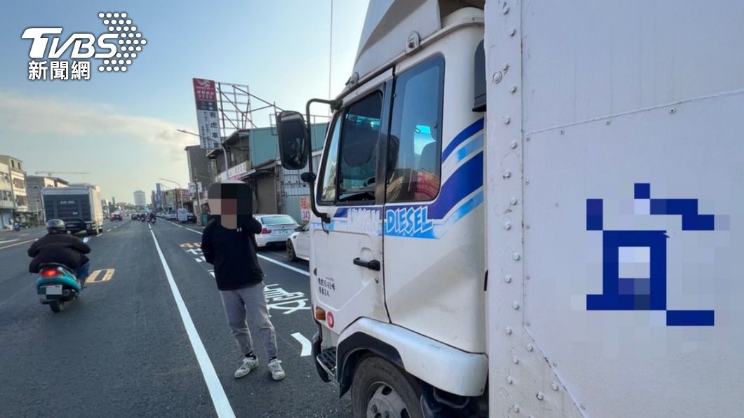 不爽小貨車沒讓道!高雄男持「超派鐵器」砸車洩恨 下場慘了