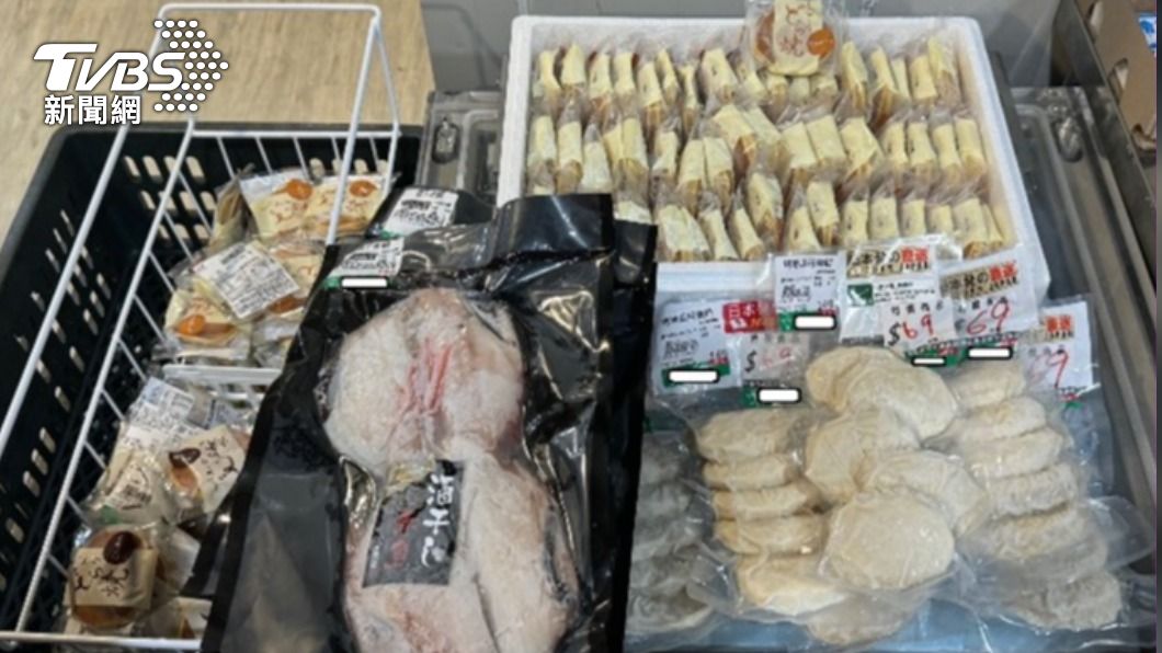 搜查人員當場發現竄改效期之過期生鮮食品184包及有效期疑慮食品81包等食品。(圖/TVBS)