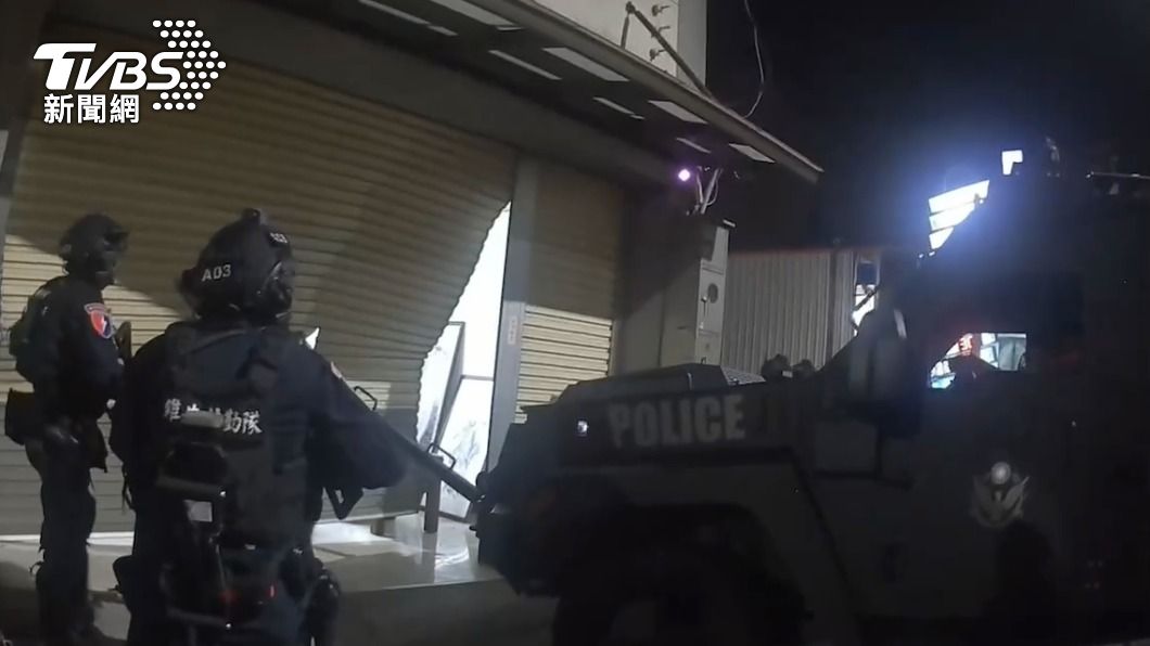 新竹驚見裝甲車衝破門!賭場疑藏軍火 警荷槍實彈搜出槍毒