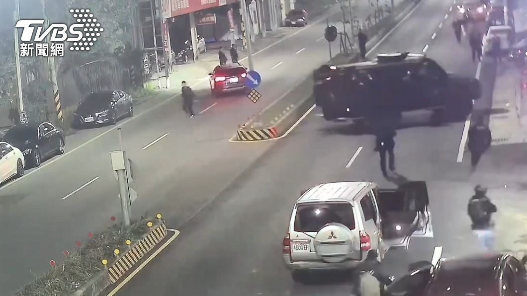 裝甲車衝撞賭場外鐵門。（圖／TVBS）