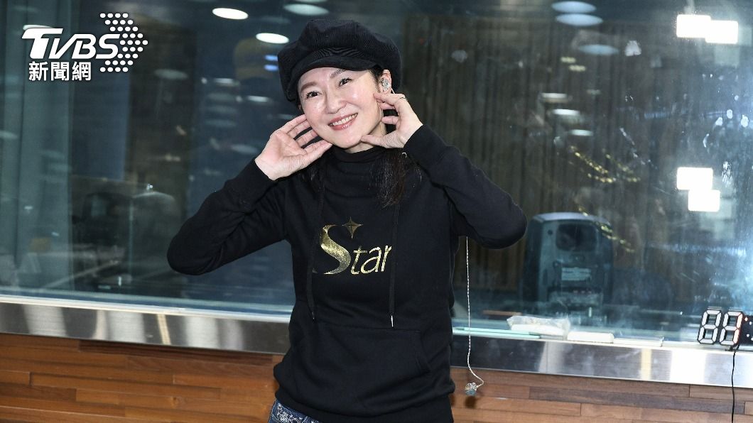 55歲玉女歌手回來了!凍齡長相曝光 30年身材沒變辣成這樣