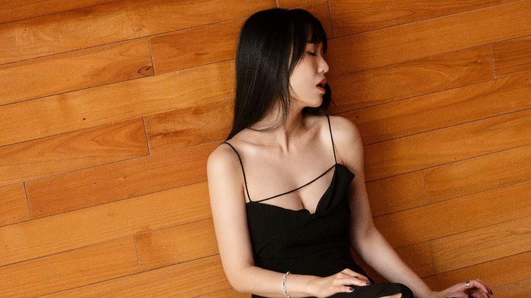 金曲女星轉大人!細肩帶開深V豪露「巨型北半球」 粉絲噴鼻血