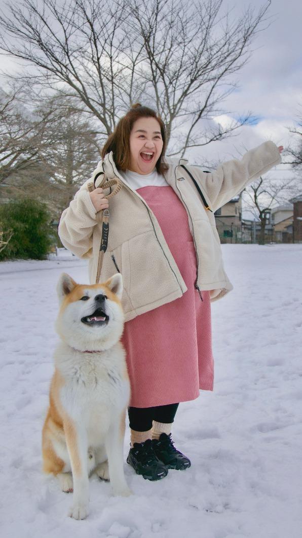 鍾欣凌與秋田犬合影。(圖/桂田文化藝術基金會、桂田文創提供)