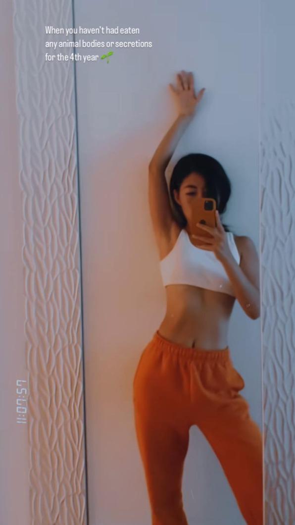 曲婉婷大曬性感水蛇腰，更說想把影片給爸爸看，證明自己吃素依然過得很好。（圖／翻攝自曲婉婷IG）
