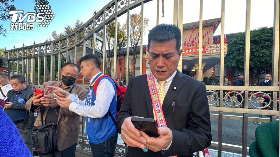 新科立委黃仁一早迫不及待到立院報到。（圖／區國強攝 ）