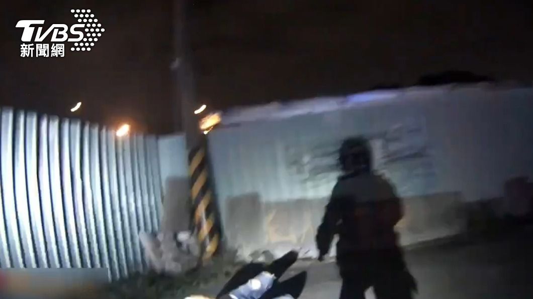 警員使用電擊槍制伏王男。(圖/TVBS)