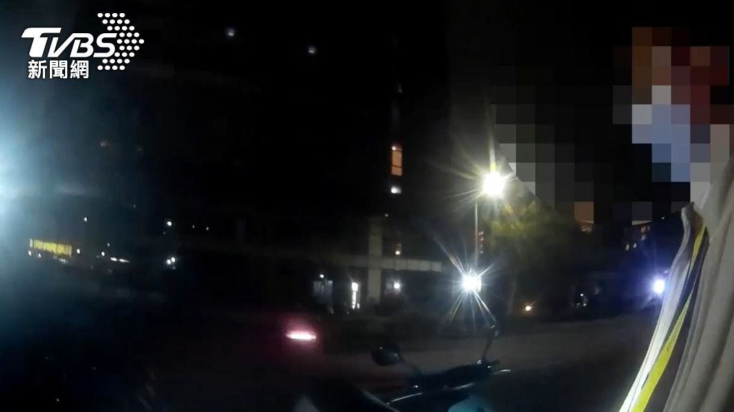 警員盤查酒駕肇事逃逸的張男。（圖／TVBS）