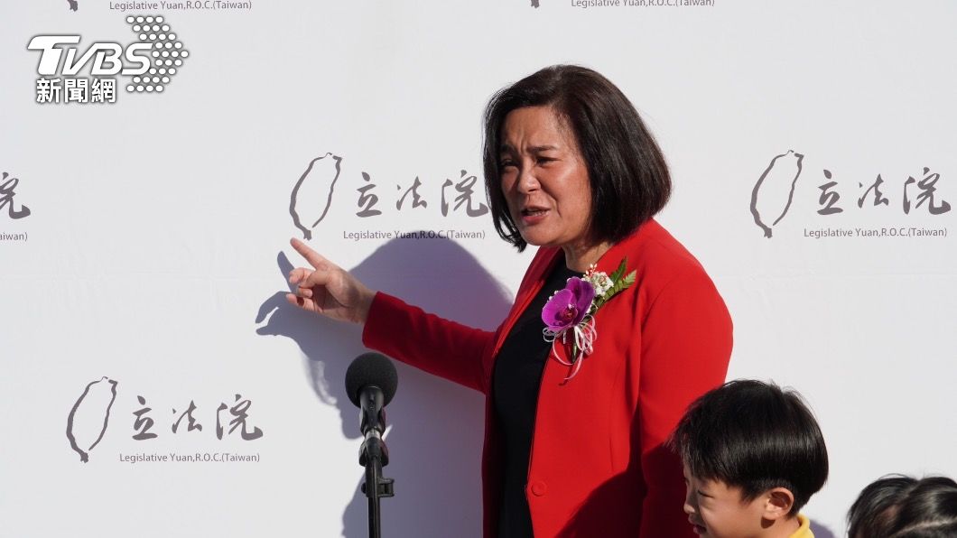 立院報到！背板只有台灣沒金門　陳玉珍抗議：以後跟韓院長反映
