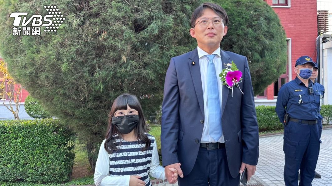 多圖／黃國昌攜女兒亮相、陳玉珍帶風獅爺　新國會紅毯亮點一次看