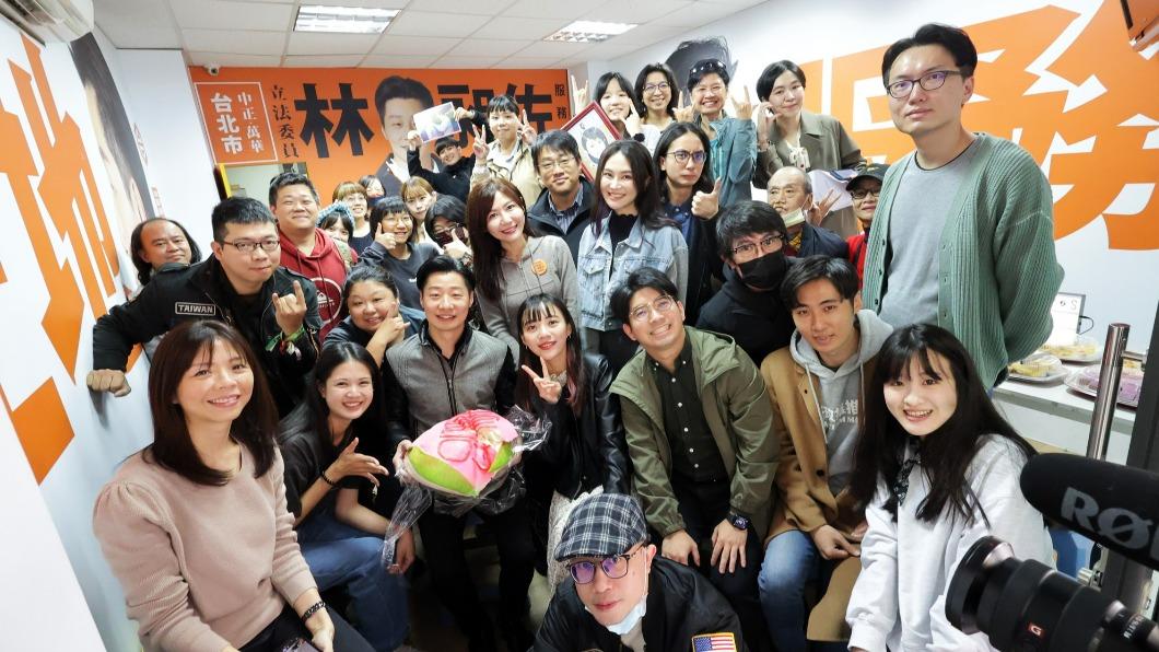 林昶佐團隊幫他慶生。(圖/翻攝自林昶佐IG)