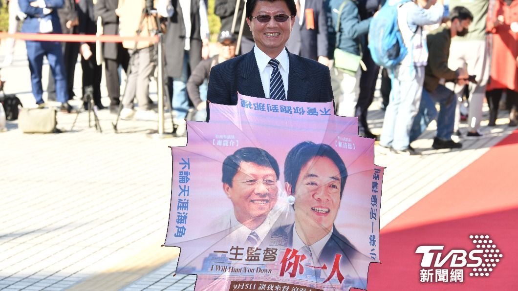 立委謝龍介高舉立牌進場。(圖/區國強攝)