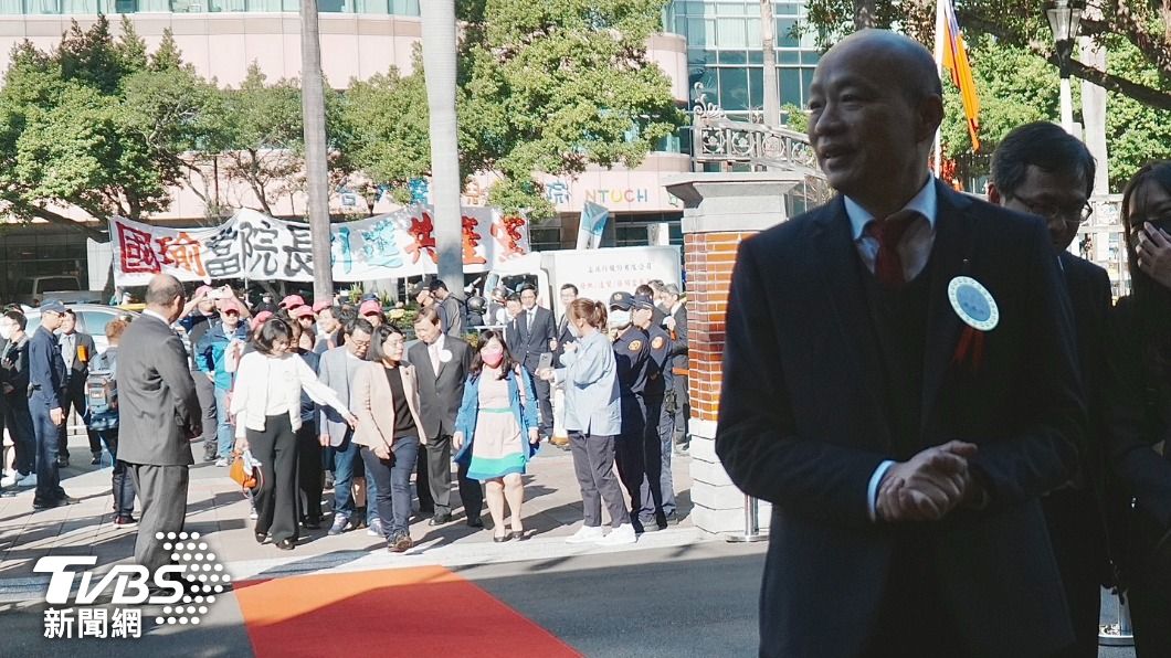 立委韓國瑜入場,院外高舉抗議布條。(圖/TVBS)