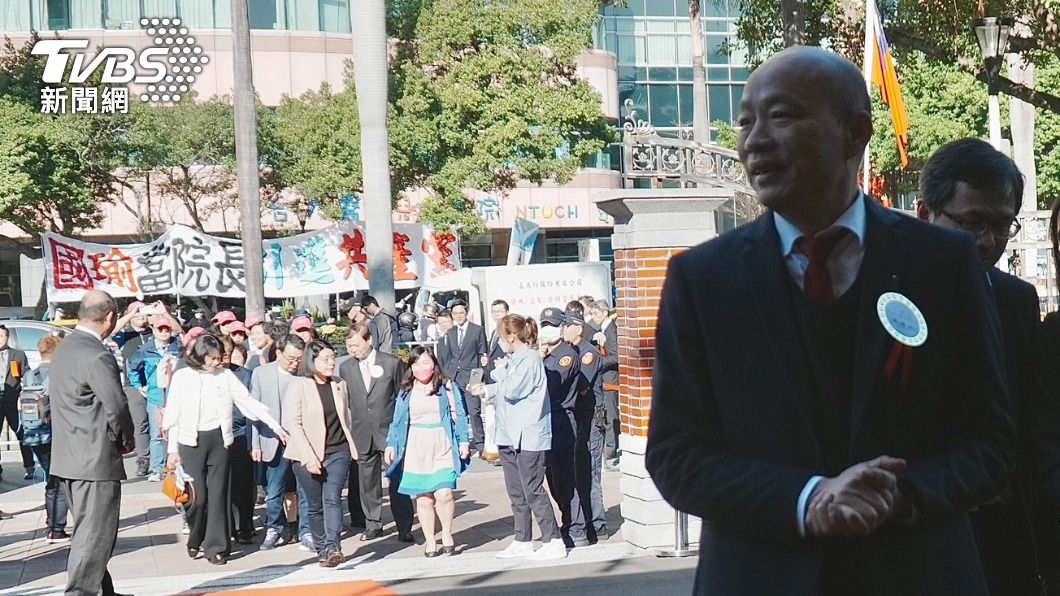立委韓國瑜進場,後方高舉抗議布條。(圖/區國強攝)
