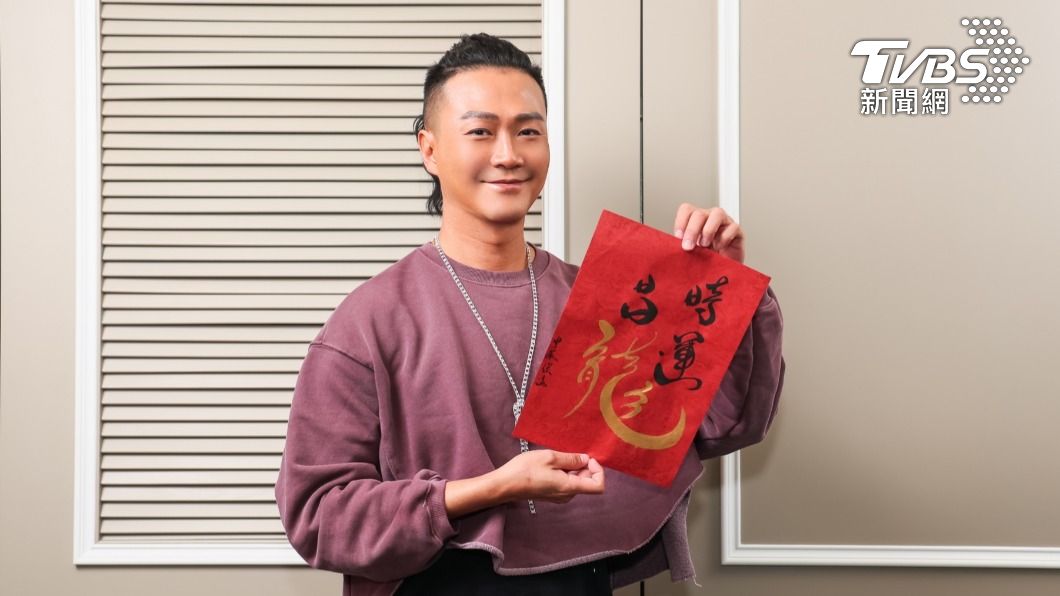 獨／林俊逸揮毫迎新春！爆大咖女星要求客製化　他傻眼已讀不回