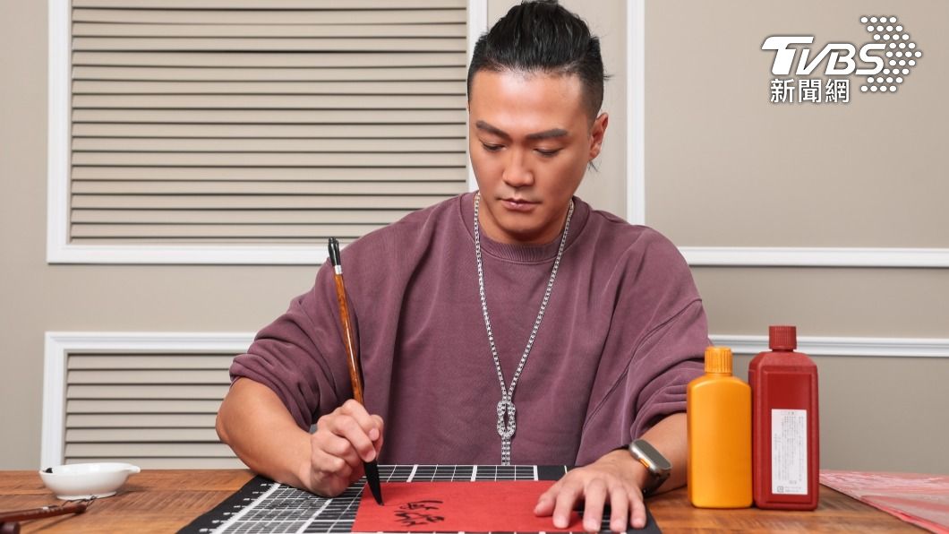 林俊逸寫書法時會小酌來放鬆,但不會放任何音樂,選擇安靜地揮毫。(圖/趙世平攝)