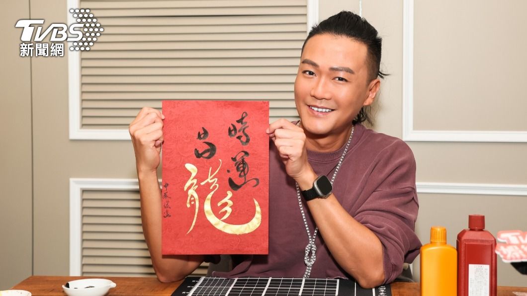 林俊逸笑說寫書法時,兩隻愛貓都很乖巧,不會來打擾他。(圖/趙世平攝)