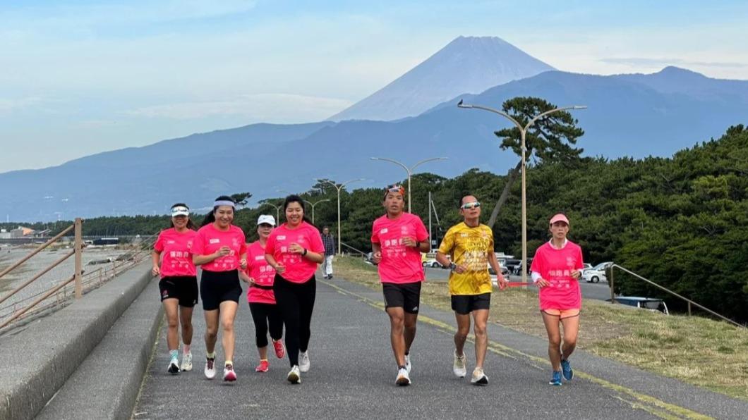 視障跑手梁小偉(右二)完成橫跨日本的路跑。(圖/翻攝自Roly Poly Inclusion Sports Association)
