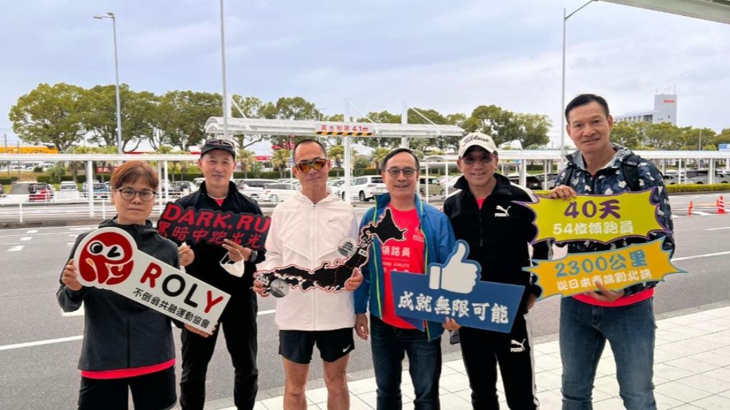 梁小偉(左三)與紛絲合照。(圖/翻攝自Roly Poly Inclusion Sports Association)