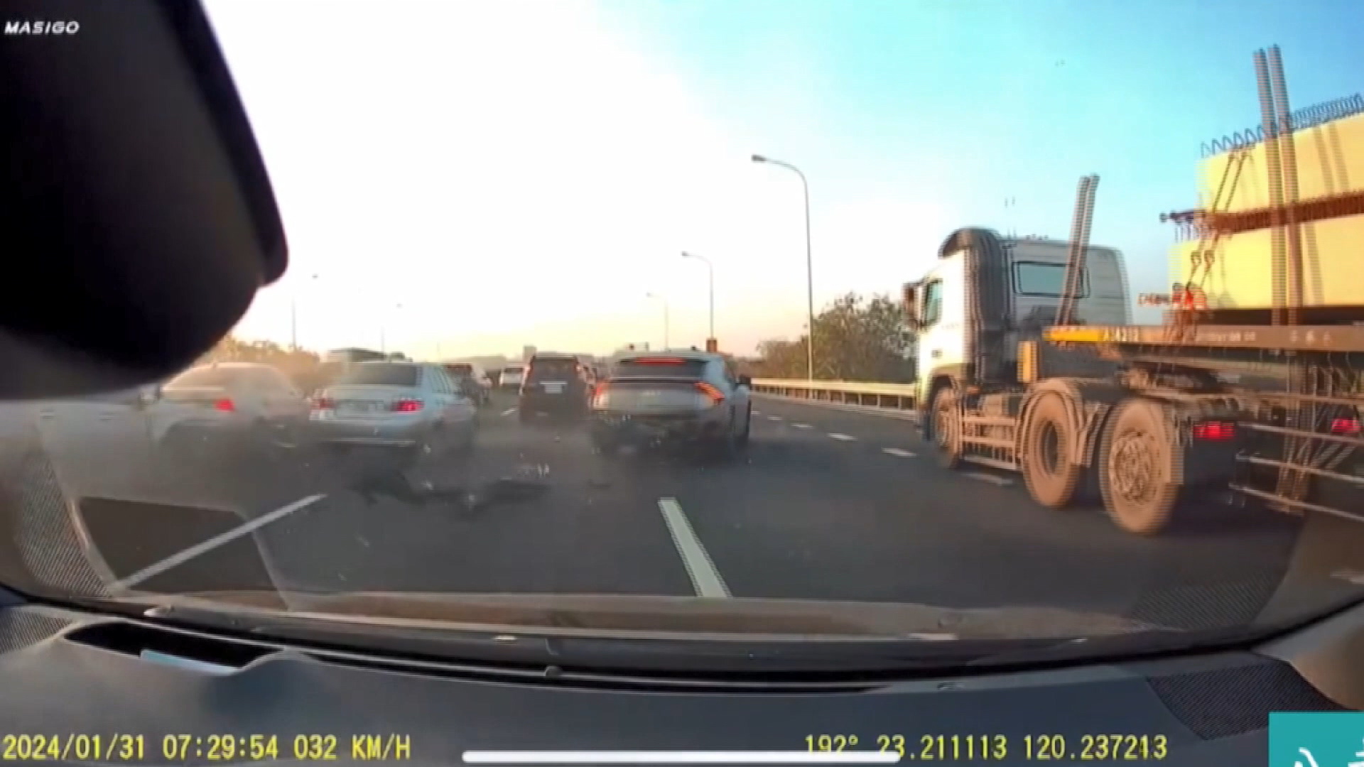 國道2度連環撞10車遭殃! 驚險瞬間曝光