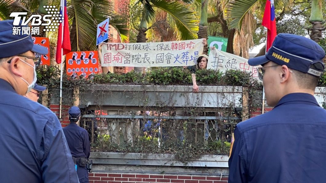 韓江配拚龍頭!抗議團體立院爬牆怒吼:韓國瑜當院長國會火葬場