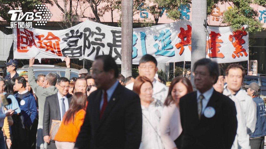 抗議民眾聚集場外。(圖/區國強攝)