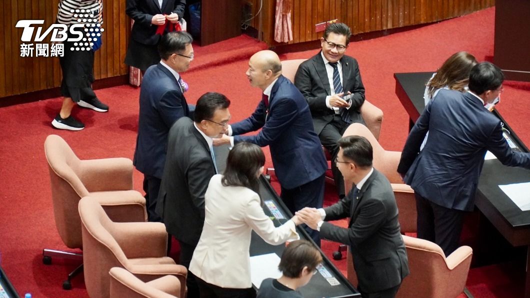 副院長投票前,韓國瑜、江啟臣向民眾黨立委致意。(圖/區國強攝)