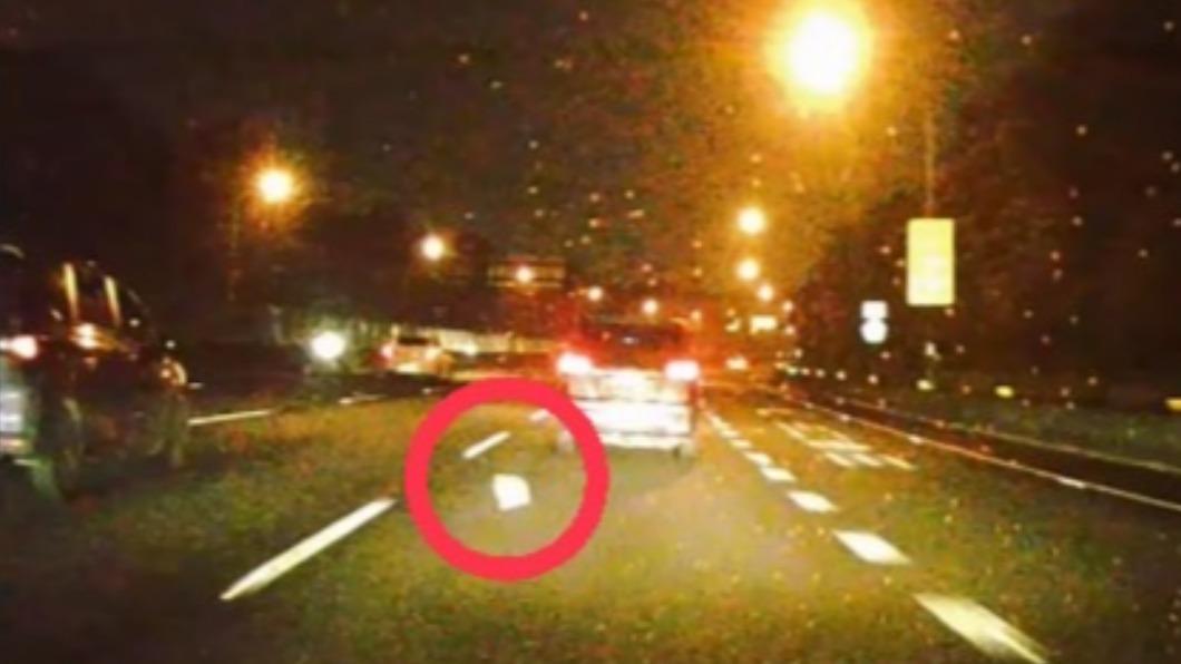 廂型車上丟出白色物體。（圖／Facebook●【爆料公社】●）