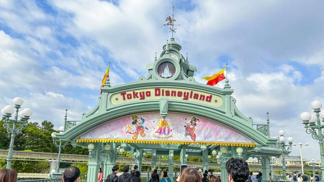 東京迪士尼樂園人潮眾多、設施等候時間常,因此情侶容易碰到各種考驗。(圖/怪獸的E視野提供)