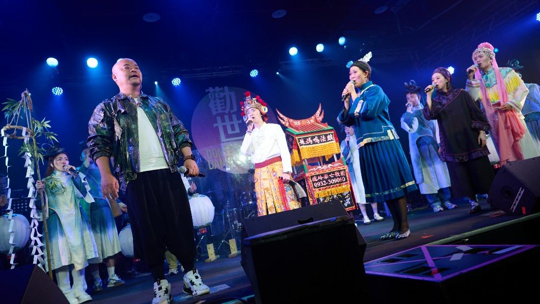 躍演帶領千人觀眾群重現《勸世三姊妹》的壯觀牽亡名場面。(圖/躍演劇團提供)