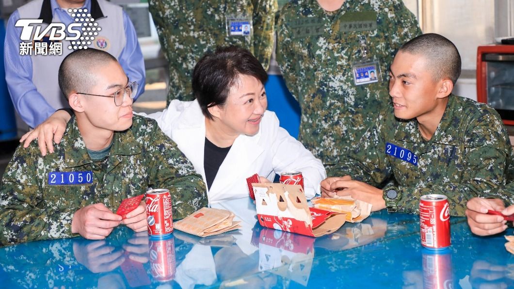 媽媽市長來了　盧秀燕帶漢堡可樂「加碼發紅包」役男樂翻