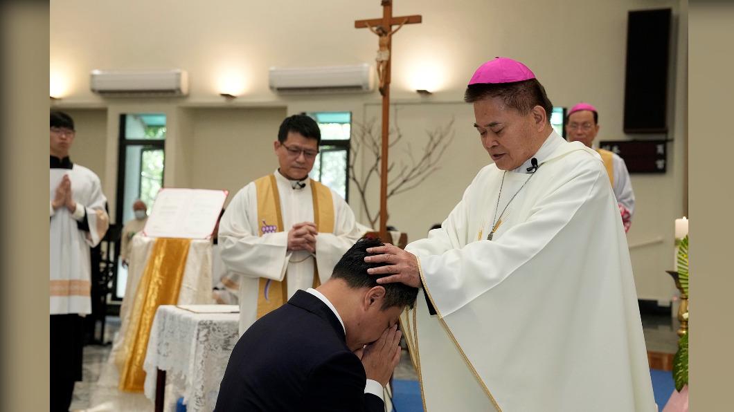 藍易振教授進行信德宣誓，象徵他向天主宣誓，他相信天主教所相信的真理以及教會的訓導，並依此管理學校。(圖／輔大提供）