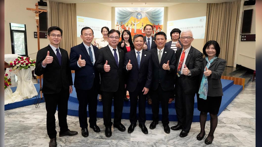 藍易振校長與師長合影，未來共同打拚。(圖／輔大提供）
