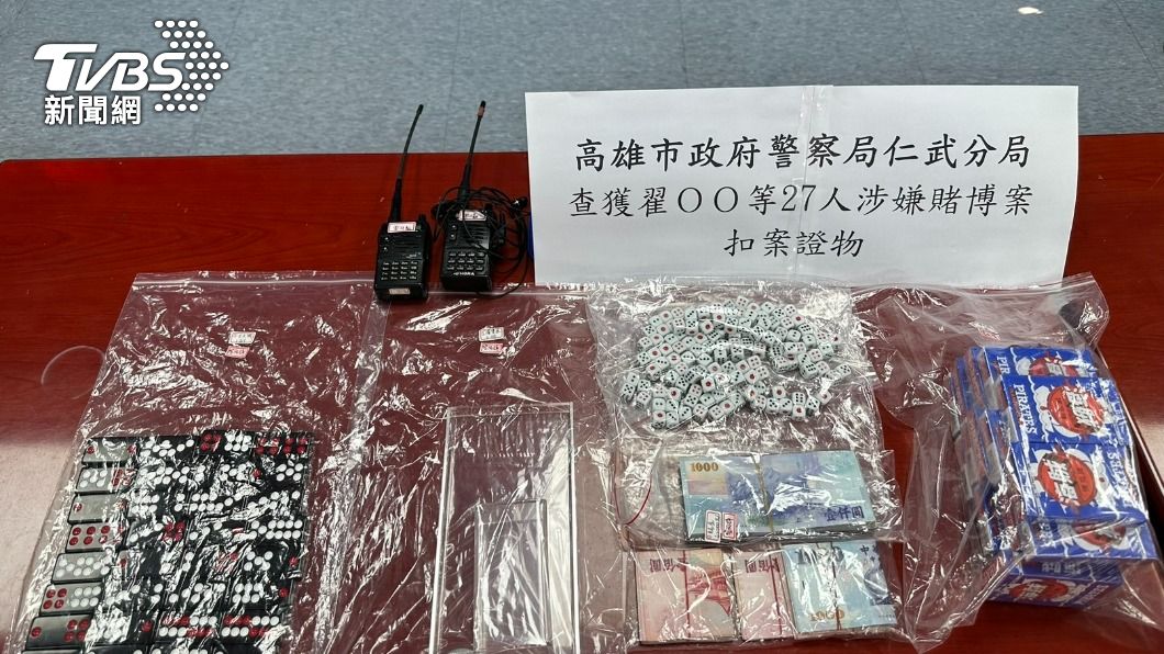 現場起獲膠質天九牌、賭資新臺幣62,000元、抽頭金新臺幣13,000元等違法證物。(圖/TVBS)