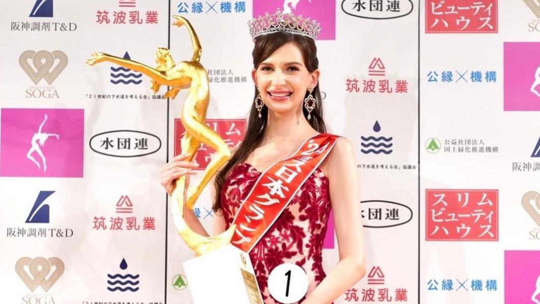 椎野卡洛琳娜近日遭日媒爆料與已婚男醫師不倫,她的所屬事務所已經否認此事。(圖/翻攝自椎野卡洛琳娜推特)