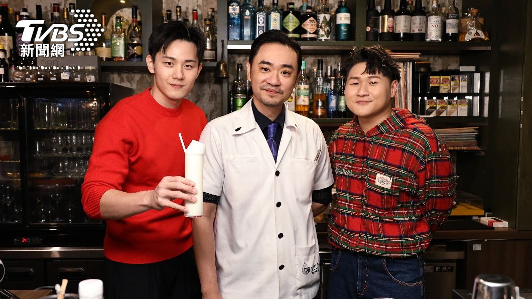 鄭豐毅、陳彥廷挑戰調酒「RAMOS GIN FIZZ」。（圖／張哲鳴攝）