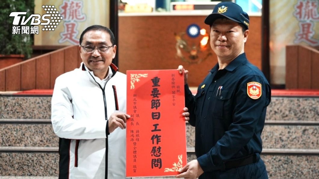 新北市長侯友宜頒發加菜金。(圖/TVBS)