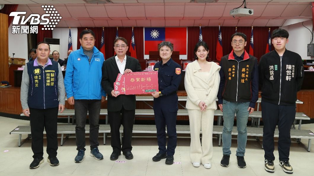 新北市議會副秘書長李政勳頒發加菜金。(圖/TVBS)