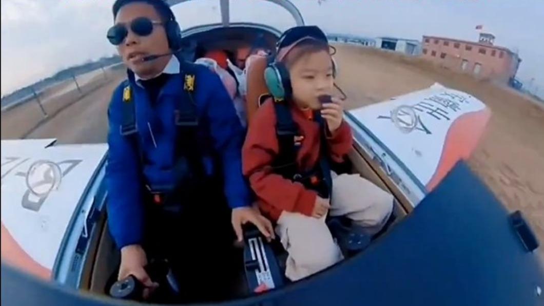春節不憂塞車!陸超狂老爸開「小飛機」 載女兒直飛老家