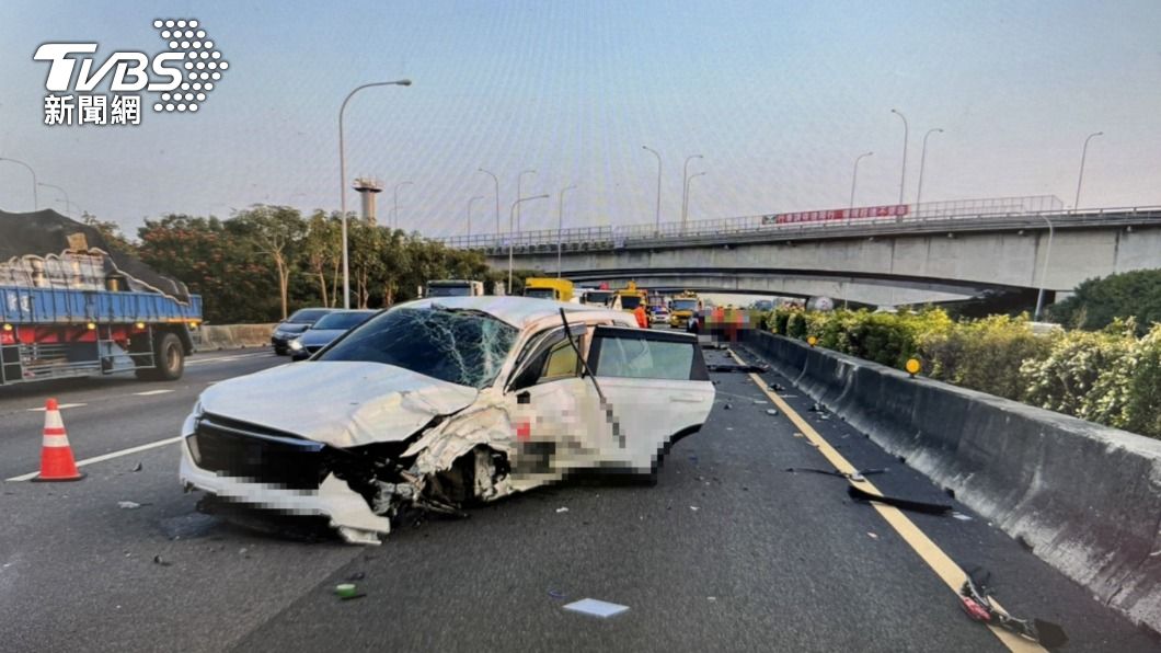 彰化埔鹽系統的二次事故，駕駛下車察看後慘遭後車追撞慘死。（圖／TVBS）