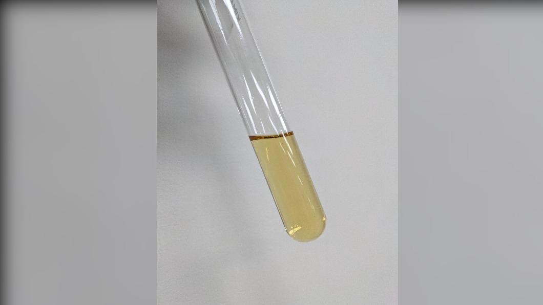 用下腳料製作出來的酵母賦活精華。(圖/台酒提供)