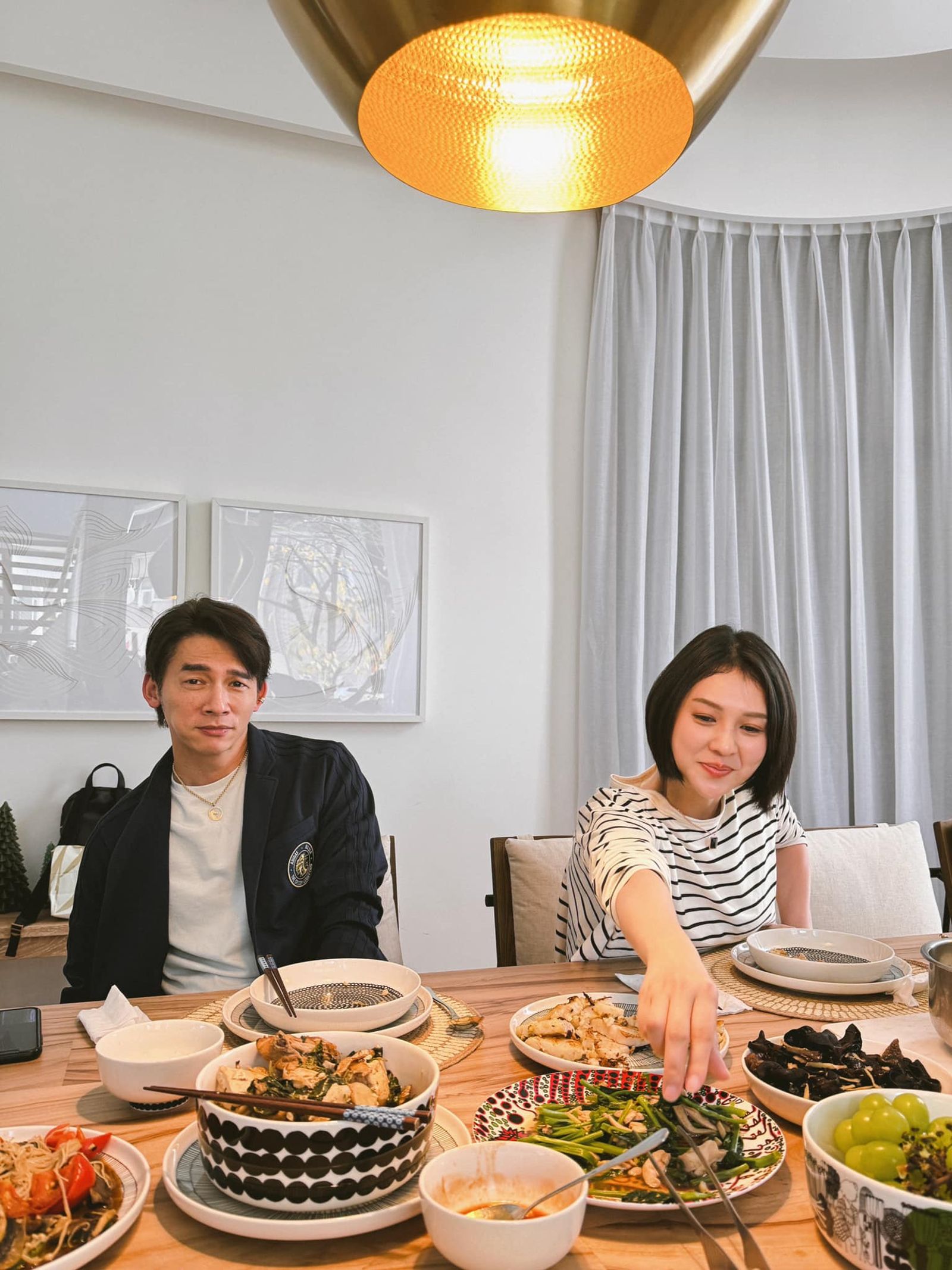 隋棠PO出一張安真視角照片,温昇豪和朱芯儀在餐桌吃飯。(圖/翻攝自隋棠 Sonia Sui臉書)
