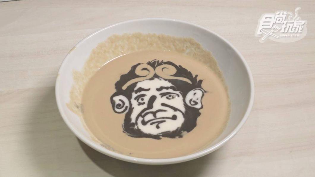芝麻糊、杏仁糊隨機作畫。(圖/食尚玩家)